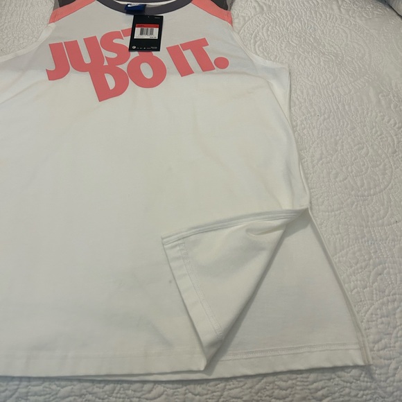 New Nike women’s top - Picture 4 of 10